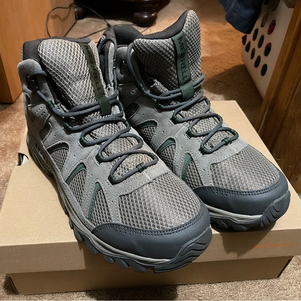 Men’s Merrell Oakcreek Mid Waterproof in Boulder